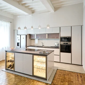 Elegante cucina realizzata da Danilo Arredamenti con mobili color crema e marrone